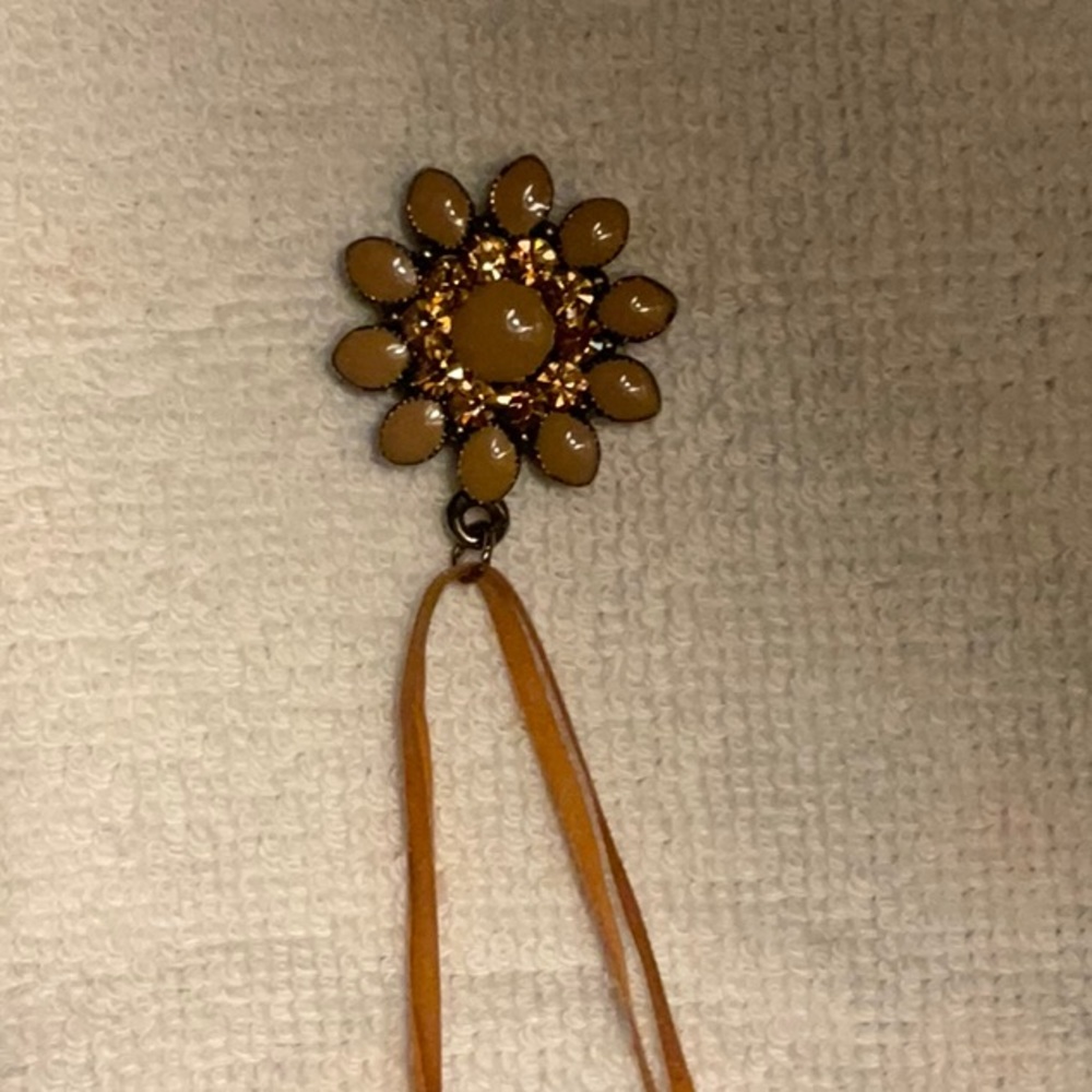 Beige with rhinestones fashion jewelry necklace.